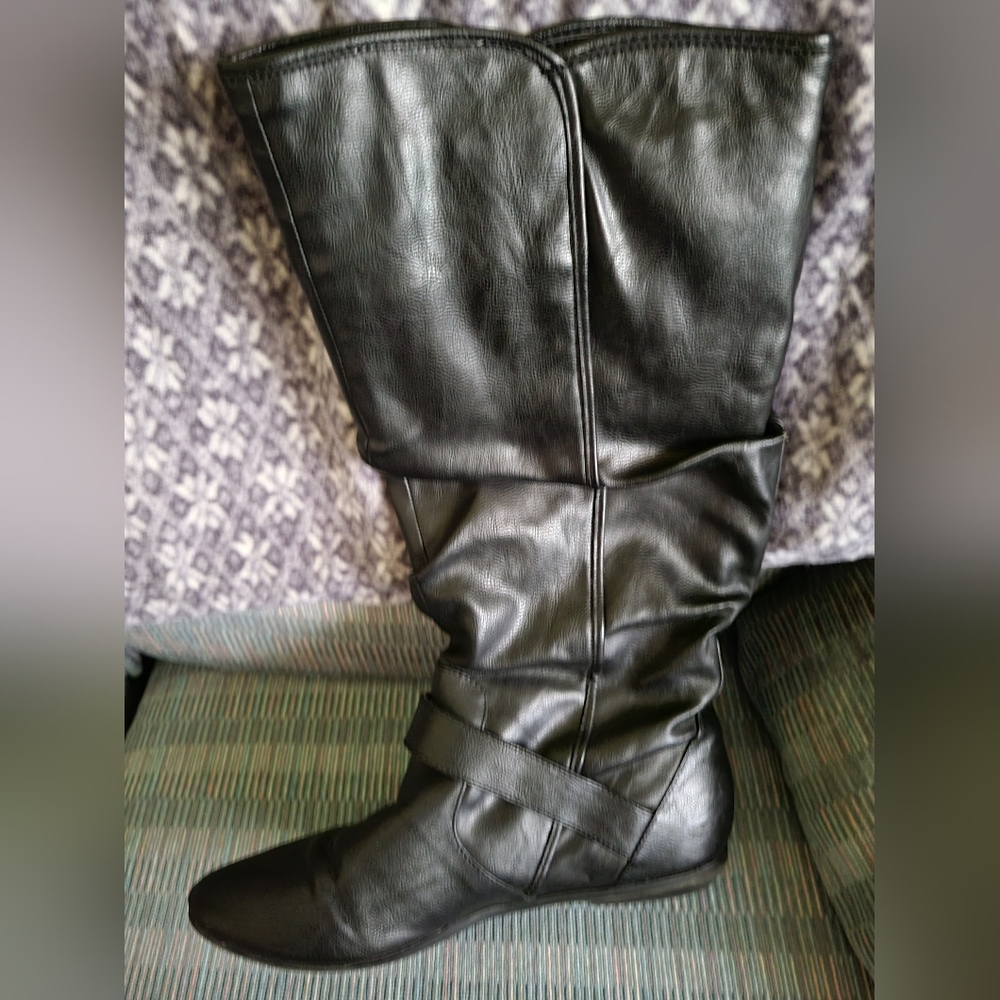 Decree Boots - Picture 2 of 9